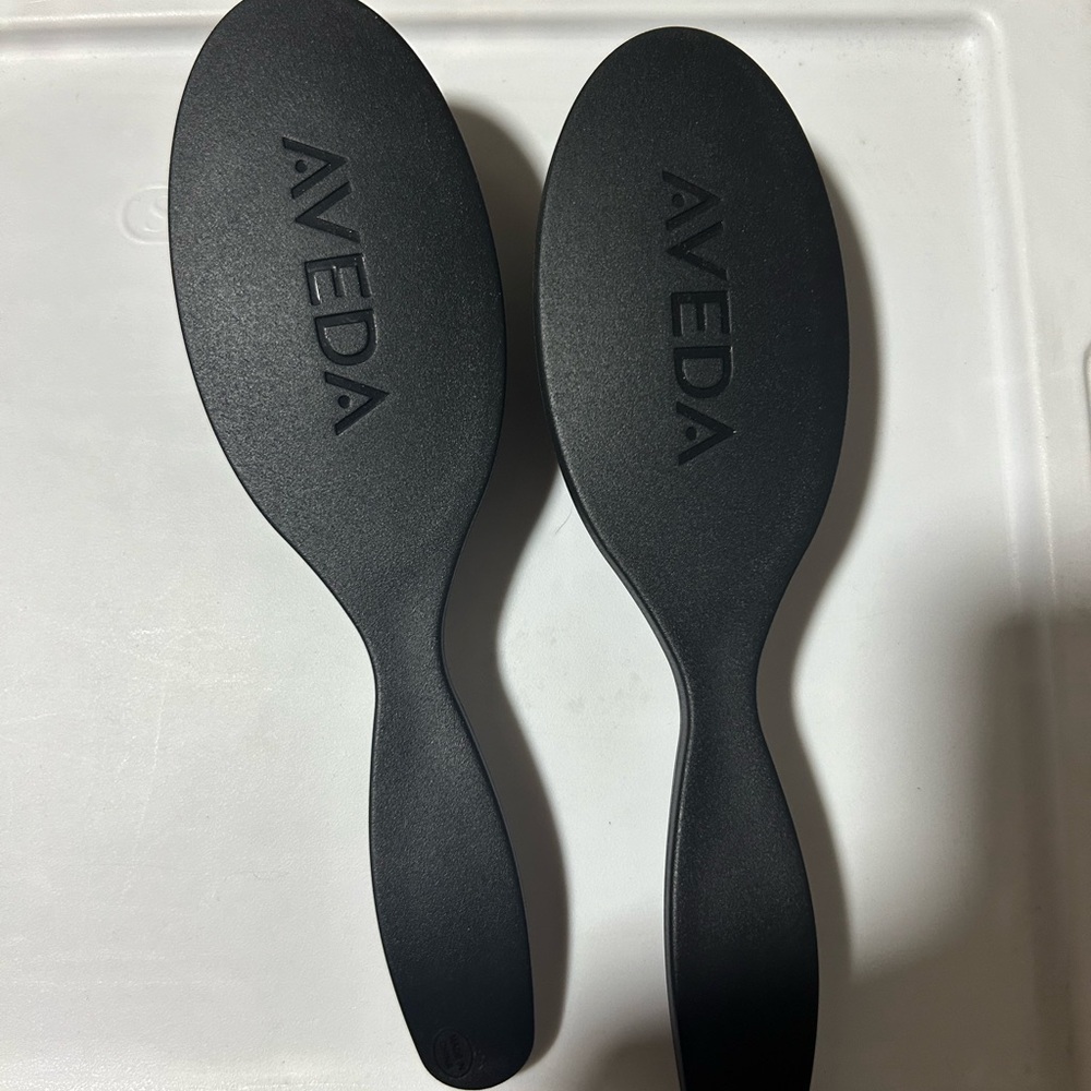 2 Aveda Pramasana Exfoliating Scalp Brush